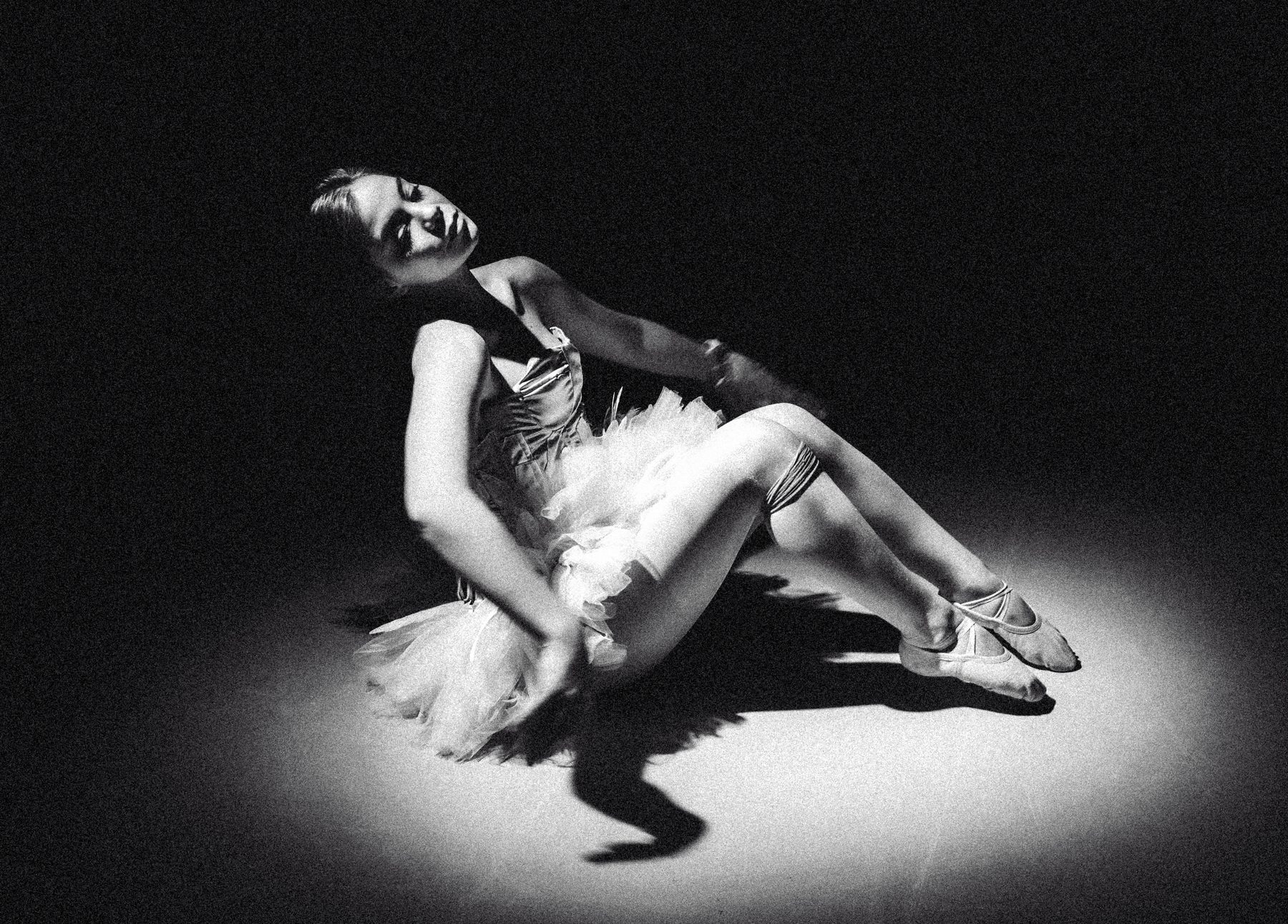 Bailarina de ballet iluminada por un foco en blanco y negro