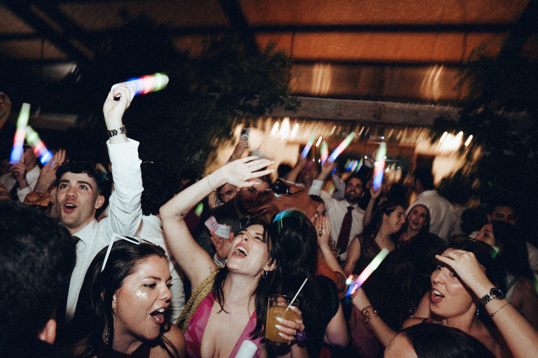Pista de baile llena de gente con luces de colores