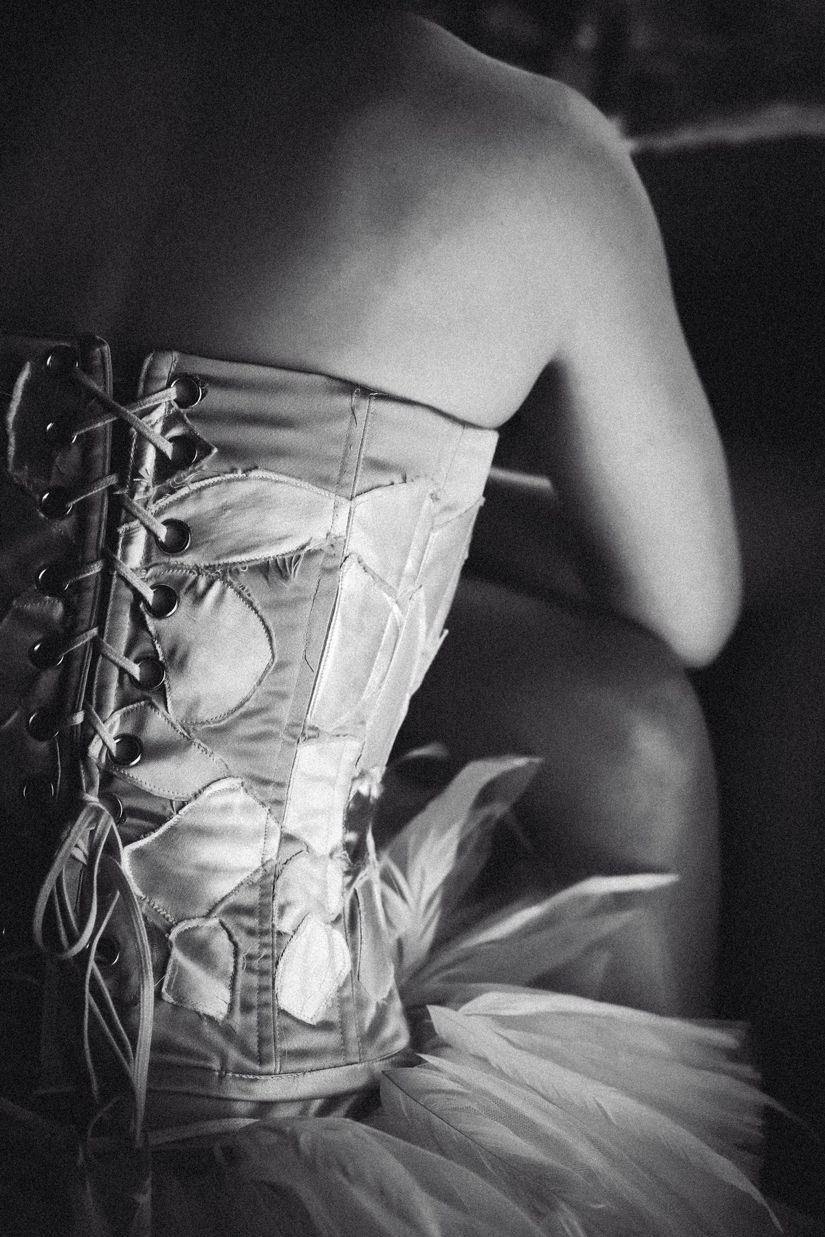 Detalle de corsé en un editorial de moda en blanco y negro